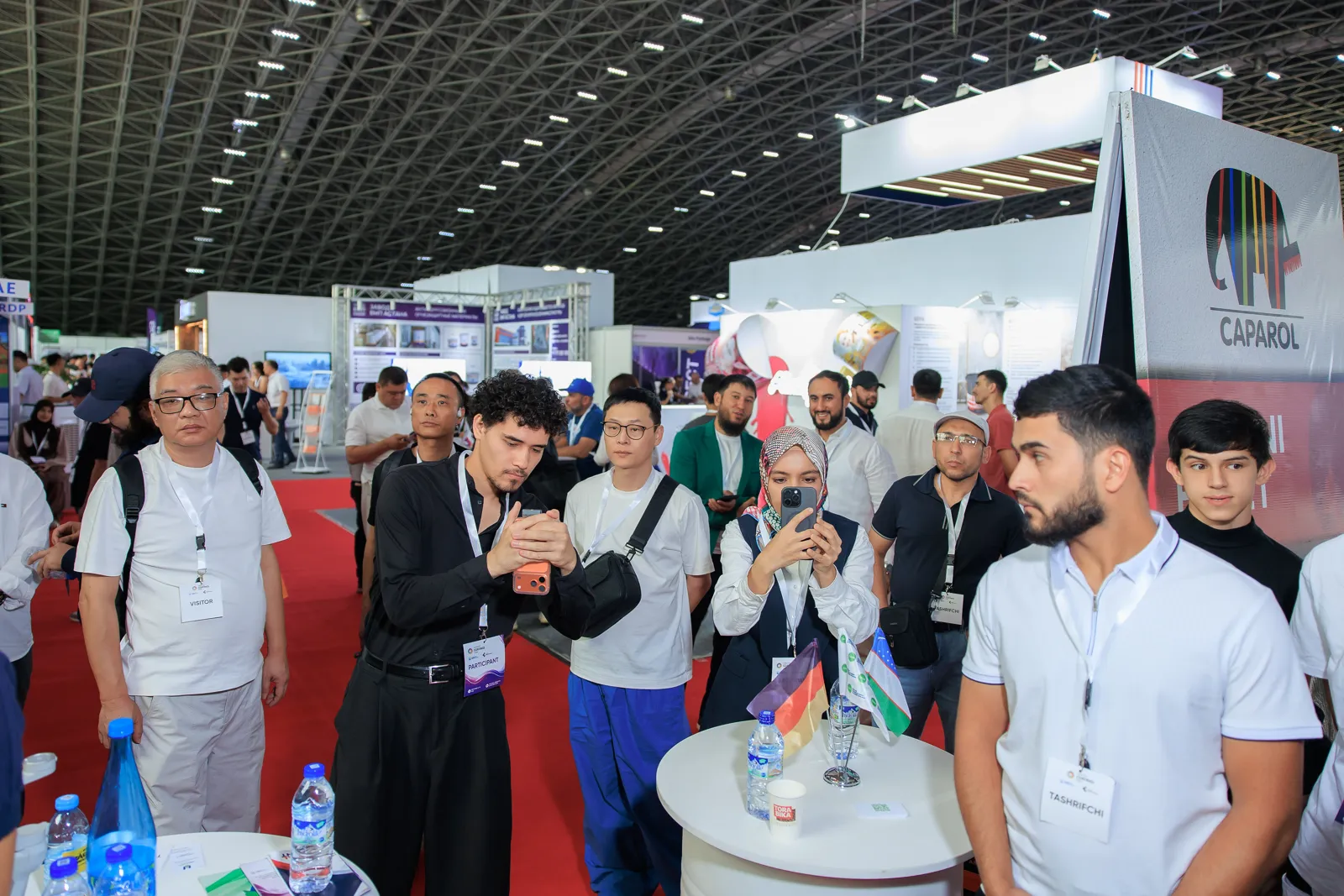 Посетитель с бейджем выставки Uzbekistan Coatings Show