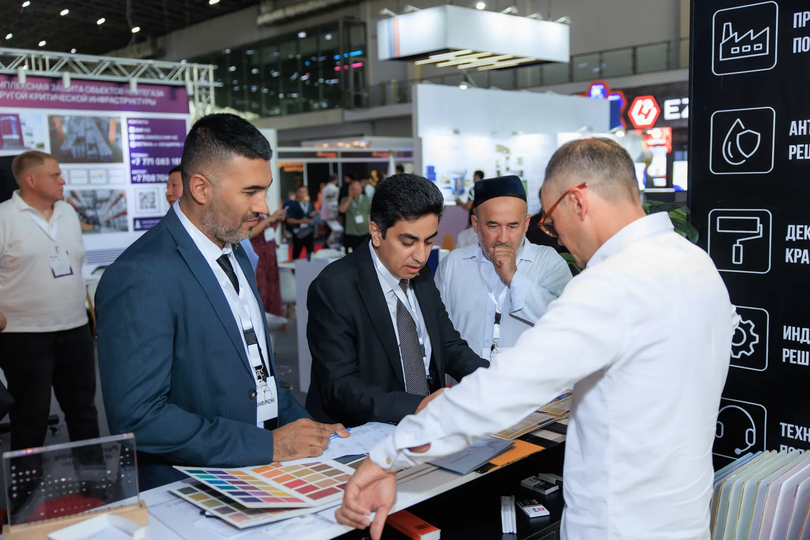 Посетители осматривают экспозицию Uzbekistan Coatings Show